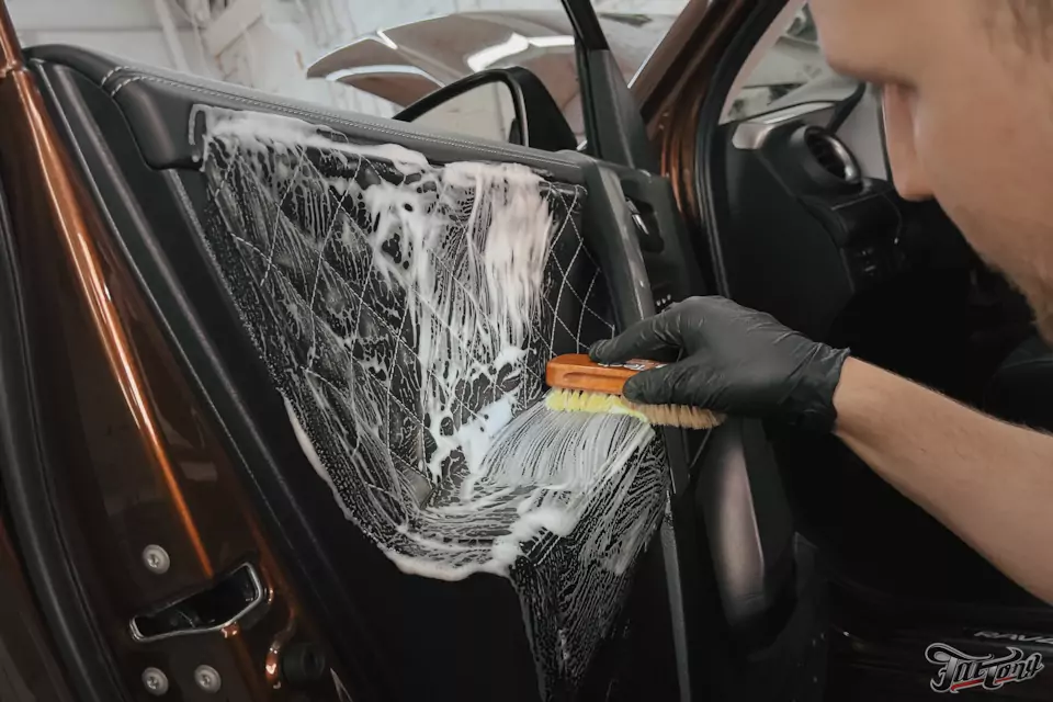 Предпродажная подготовка Toyota RAV4 в отделе детейлинга